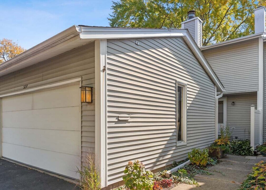 527 Winston Ln in Deerfield, IL - Building Photo