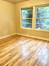 4310 SW Taylors Ferry Rd, Unit 2 in Portland, OR - Foto de edificio - Building Photo