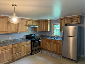 14 Lothrop St in Auburn, ME - Building Photo - Building Photo