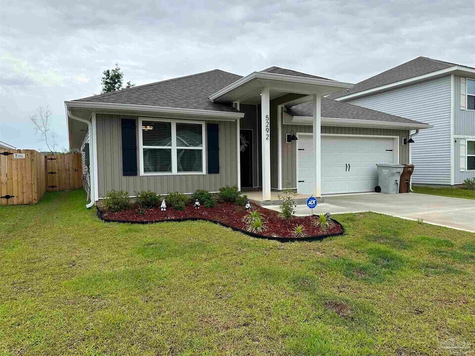 5292 Peach Dr in Milton, FL - Building Photo