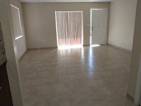 43 W 43rd Pl in Hialeah, FL - Building Photo