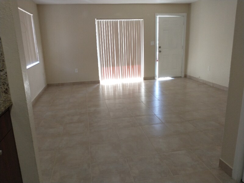 43 W 43rd Pl in Hialeah, FL - Building Photo