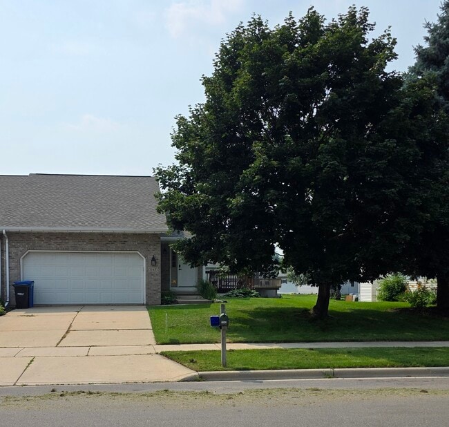 1143 Union Rd in Oregon, WI - Foto de edificio - Building Photo