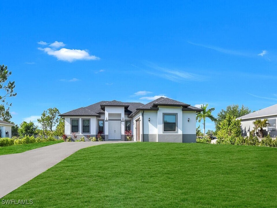 4210 58th Ave NE in Naples, FL - Building Photo