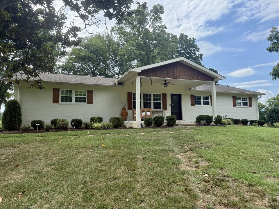 1950 Cochran Rd in Maryville, TN - Building Photo