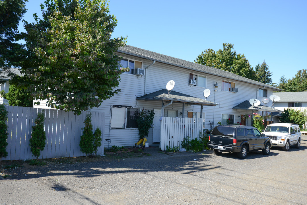 17939 E Burnside St in Portland, OR - Building Photo