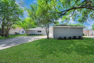 14223 Ella Lee Ln in Houston, TX - Building Photo - Building Photo