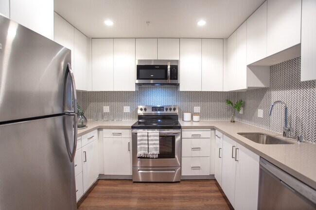 The Sienna in Los Angeles, CA - Building Photo - Interior Photo