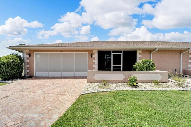 1010 Yellowbird Pl in Sun City Center, FL - Building Photo - Building Photo