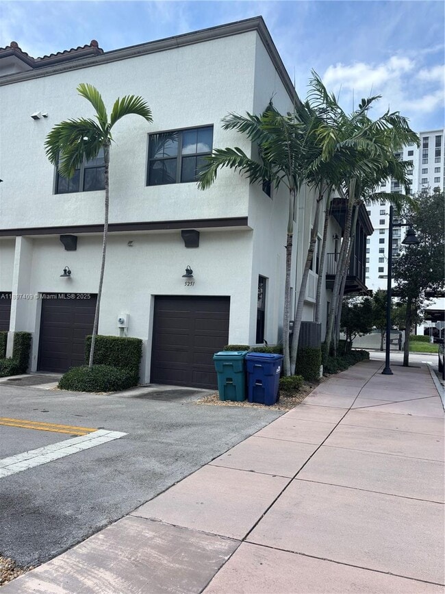 5251 NW 84th Ave in Doral, FL - Building Photo - Building Photo