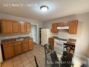 162 E Main St in Chicopee, MA - Building Photo - Building Photo