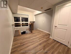 335 College St in Toronto, ON - Building Photo - Building Photo