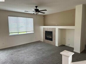 1843 Crown Peak Way in Antioch, CA - Foto de edificio - Building Photo
