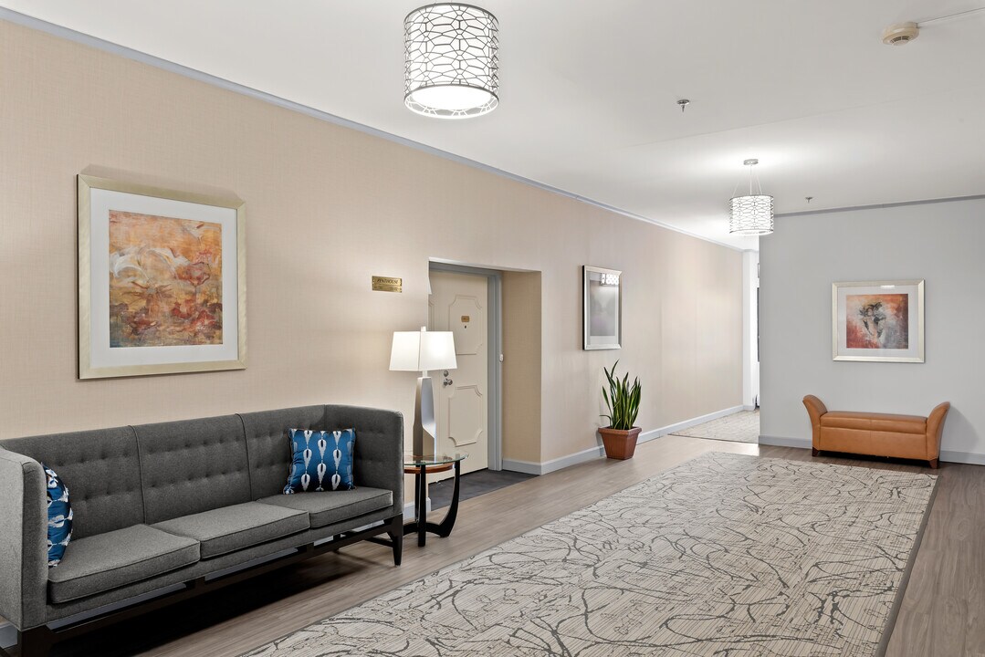 250 Hammond Pond Pkwy in Newton, MA - Building Photo