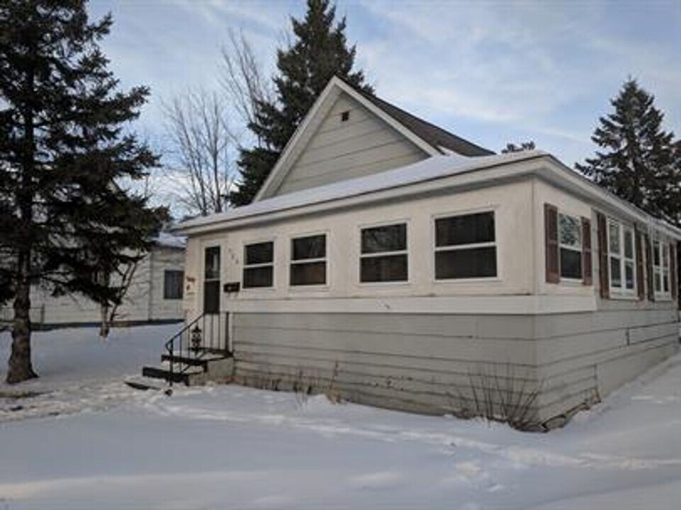 906 Irvine Ave NW in Bemidji, MN - Building Photo