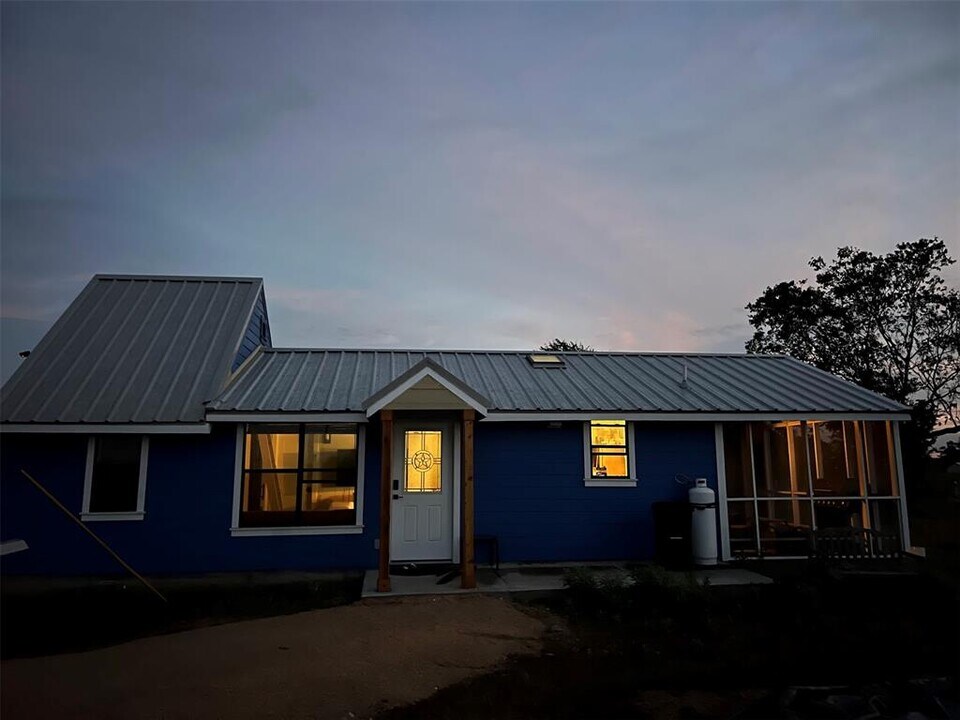 7176 Goehring Rd in Ledbetter, TX - Building Photo