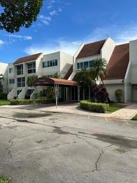 100 Lakeview Dr, Unit 207 in Weston, FL - Building Photo