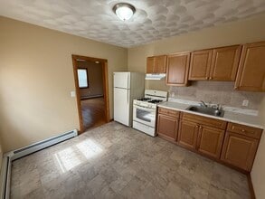 132 Hall St in Fall River, MA - Building Photo - Building Photo