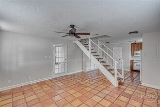 25 W Perry Ln in Savannah, GA - Building Photo - Building Photo