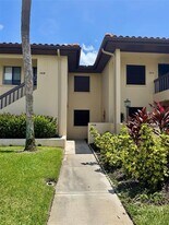 5216 Lake Village Dr in Sarasota, FL - Building Photo