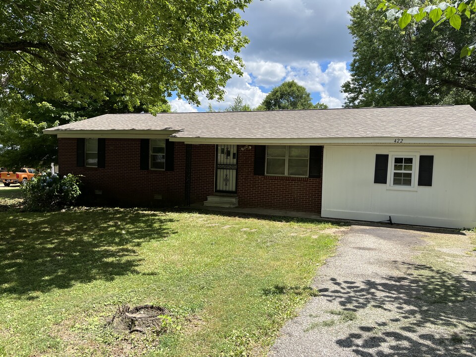 422 Karen Dr in Bolivar, TN - Building Photo