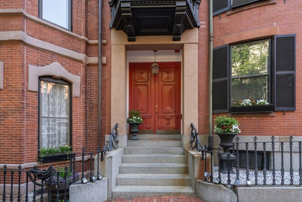 30 Hancock St in Boston, MA - Building Photo