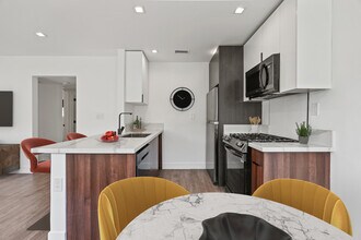 701 N. Hill Pl. in Los Angeles, CA - Building Photo - Building Photo