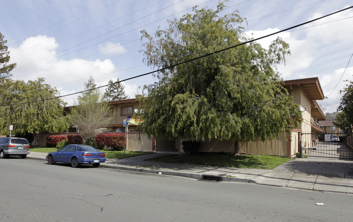 Manon Square Apartments in Hayward, CA - Foto de edificio