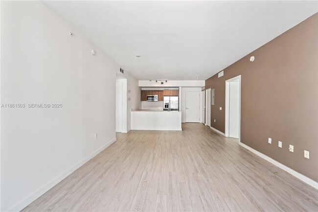 201 SW 17th Rd, Unit 502 in Miami, FL - Foto de edificio - Building Photo