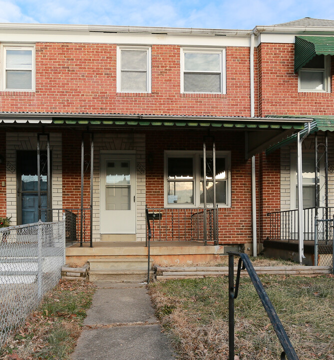 2205 Redthorn Rd in Middle River, MD - Foto de edificio