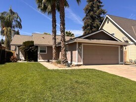 1043 N Parkwood Ct in Visalia, CA - Building Photo