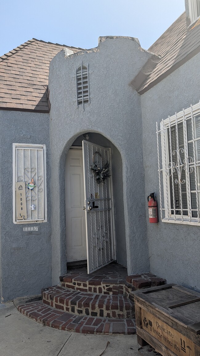 1008 N Willow Ave, Unit 1/2 in Compton, CA - Foto de edificio - Building Photo