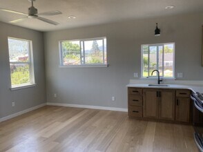 314 Lithia Ave in Talent, OR - Foto de edificio - Building Photo