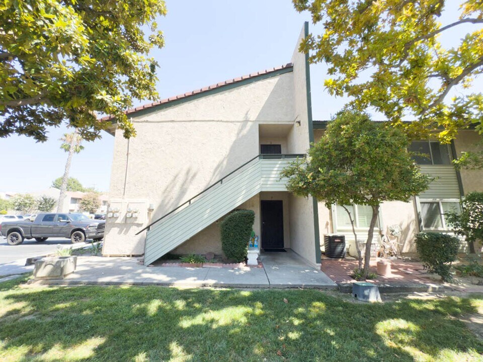 2255 Cahuilla St in Colton, CA - Building Photo