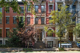 228 E 13th St in New York, NY - Foto de edificio - Building Photo