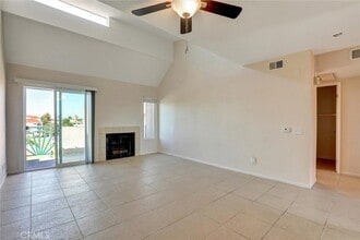 450 E 4th St, Unit 437 in Santa Ana, CA - Foto de edificio - Building Photo