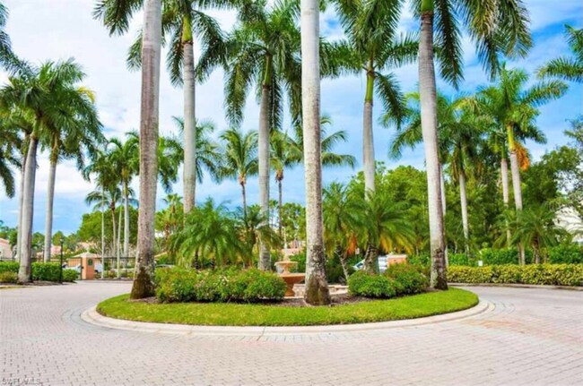 1260 Wildwood Lakes Blvd in Naples, FL - Building Photo - Building Photo