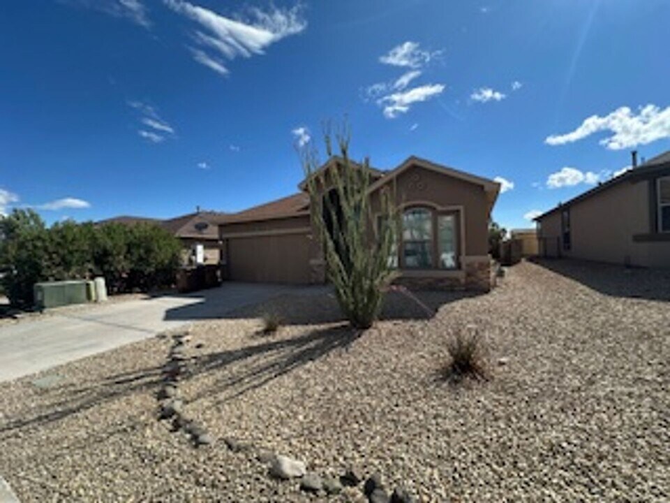4715 Zeno Pl in Las Cruces, NM - Foto de edificio