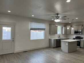 2433 5th St in Elko, NV - Foto de edificio - Building Photo