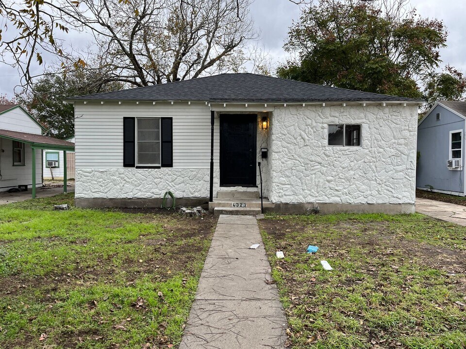 4329 Carlton St in Corpus Christi, TX - Building Photo