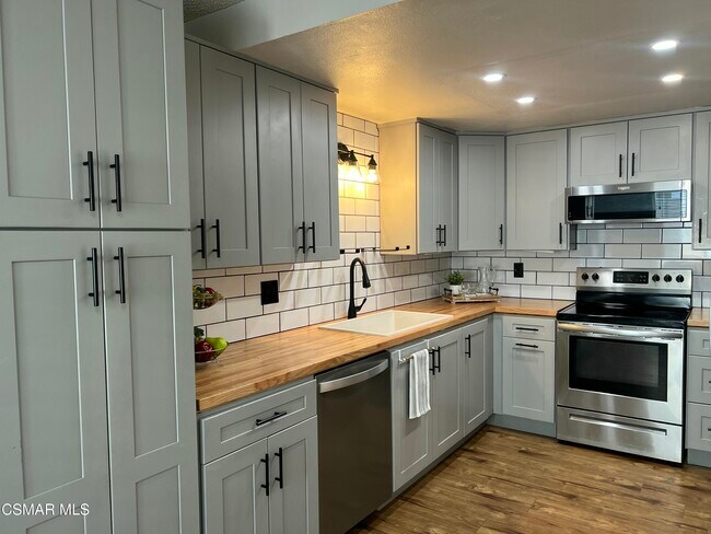 565 Spring Rd in Moorpark, CA - Building Photo - Building Photo
