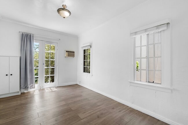 3268 Descanso Dr, Unit 3268 in Los Angeles, CA - Building Photo - Building Photo