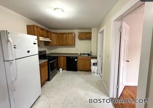 18 Hall St in Waltham, MA - Building Photo - Building Photo