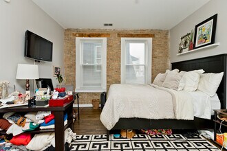 2348 W Moffat St in Chicago, IL - Building Photo - Building Photo