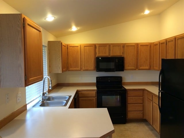 1219 203rd Street Ct E in Spanaway, WA - Foto de edificio - Building Photo