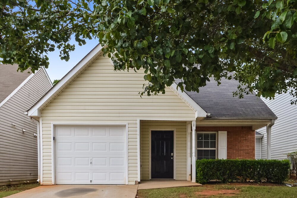 135 Lakeside Cir in Covington, GA - Building Photo