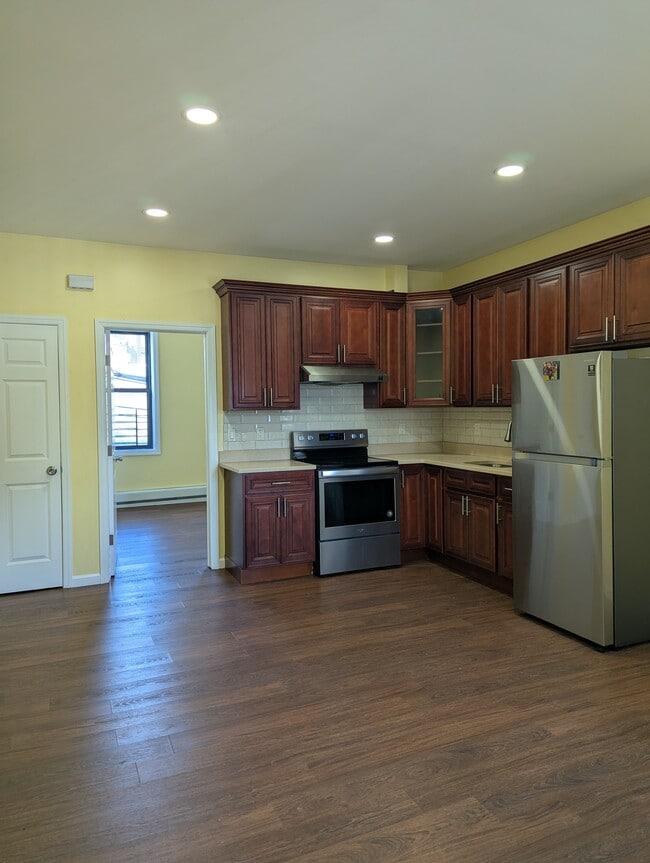 135 Montgomery Ave, Unit 2nd FL