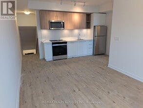 498 Plains Rd E in Burlington, ON - Building Photo - Building Photo