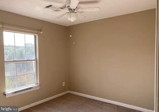 6802 Cedar Loch Ct in Centreville, VA - Foto de edificio - Building Photo