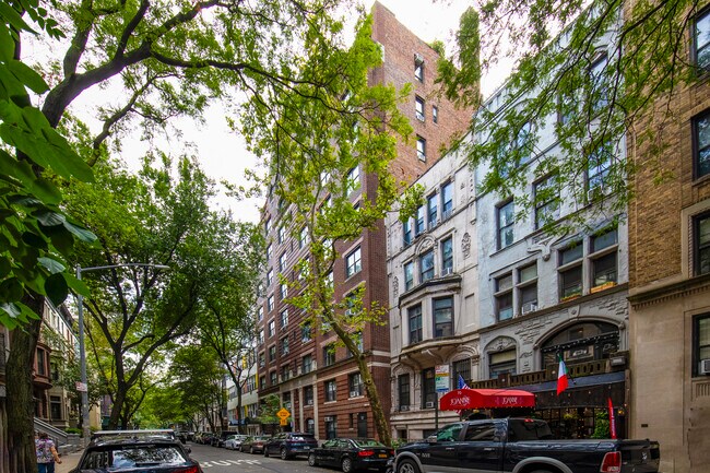 60 W 68th St in New York, NY - Building Photo - Building Photo